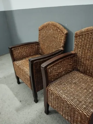 Pareja de butacas de mimbre y madera