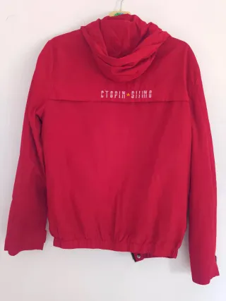 Chaqueta roja con capucha