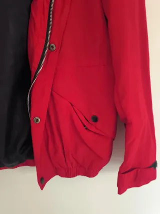 Chaqueta roja con capucha