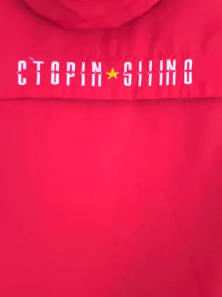 Chaqueta roja con capucha