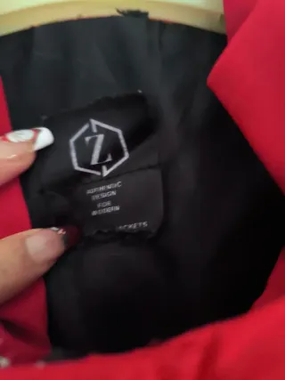 Chaqueta roja con capucha