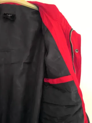 Chaqueta roja con capucha