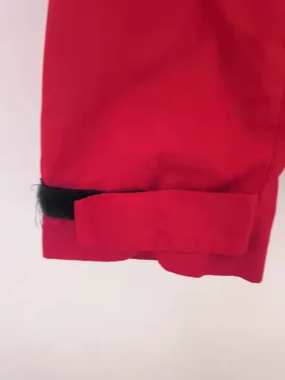 Chaqueta roja con capucha