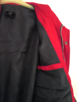 Chaqueta roja con capucha