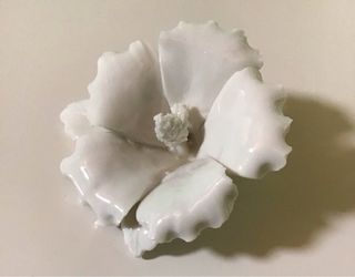 Scultura fiore ceramica bianca soprammobile