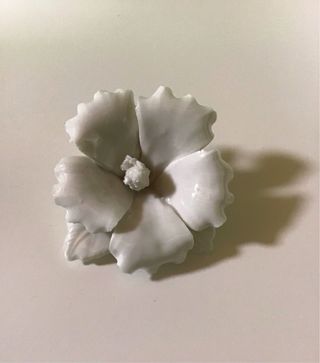 Scultura fiore ceramica bianca soprammobile