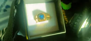 Anillo de oro con zafiro y diamantes
