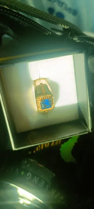 Anillo de oro con zafiro y diamantes