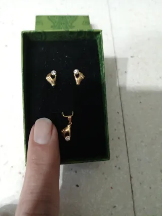 Conjunto de oro con colgante y pendientes