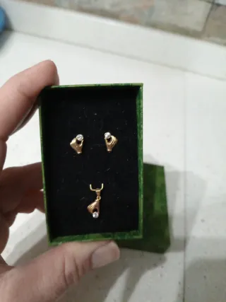 Conjunto de oro con colgante y pendientes