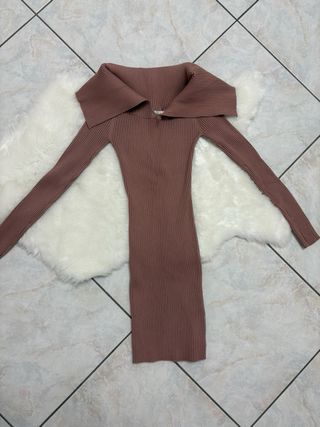 Vestito marrone a costine scollo Bardot