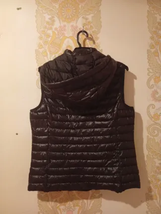 Chaleco acolchado negro con capucha