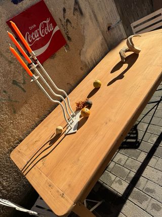 Mesa francesa antigua de cerezo. 8 cajones