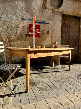 Mesa francesa antigua de cerezo. 8 cajones