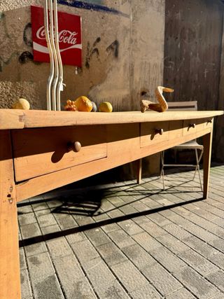 Mesa francesa antigua de cerezo. 8 cajones