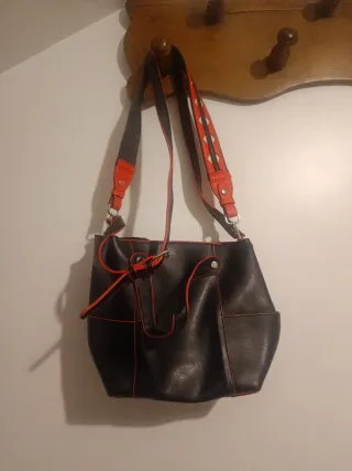 Bolso Zara Negro con Ribete Rojo