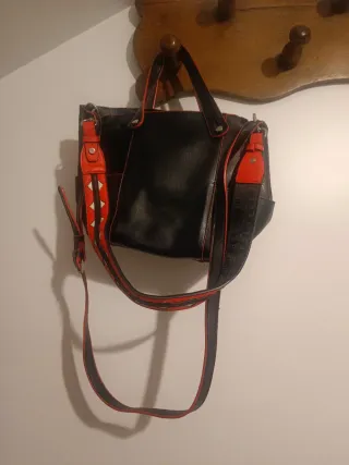 Bolso Zara Negro con Ribete Rojo