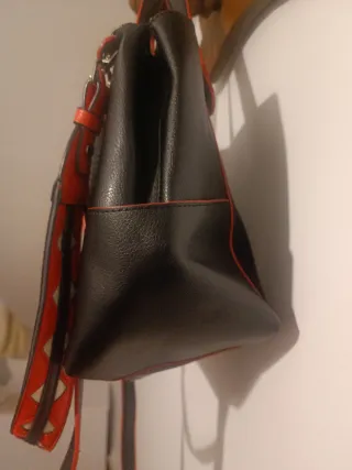 Bolso Zara Negro con Ribete Rojo