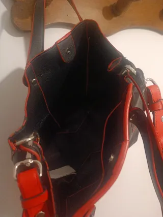 Bolso Zara Negro con Ribete Rojo