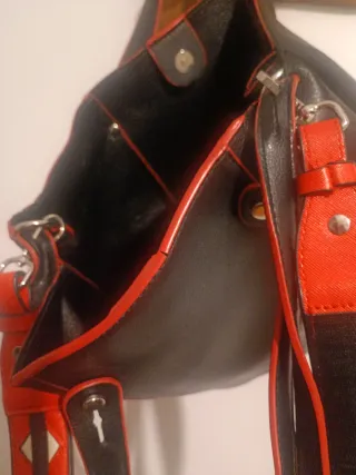 Bolso Zara Negro con Ribete Rojo