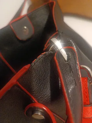 Bolso Zara Negro con Ribete Rojo