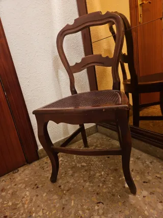 Silla clásica de madera asiento de rejilla vintage