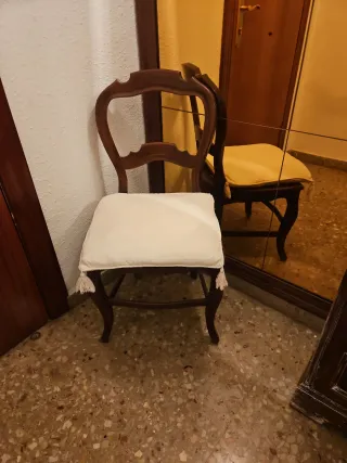 Silla clásica de madera asiento de rejilla vintage