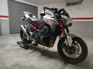 Kawasaki Z900 Full.