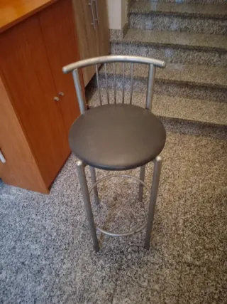 Taburetes altos metal y polipiel