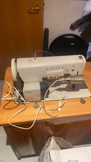 Máquina de coser Singer con mueble