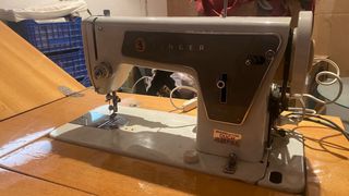 Máquina de coser Singer con mueble