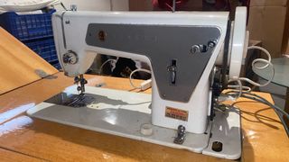 Máquina de coser Singer con mueble