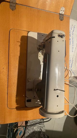 Máquina de coser Singer con mueble