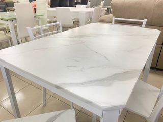 Mesa y 4 sillas acabado mármol