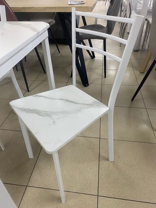 Mesa y 4 sillas acabado mármol