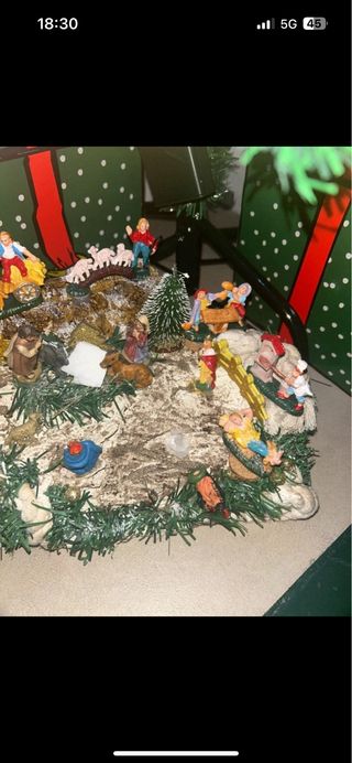 Presepe con personaggi e animali