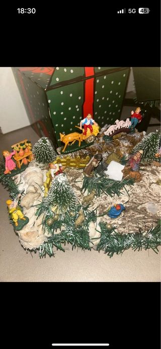 Presepe con personaggi e animali