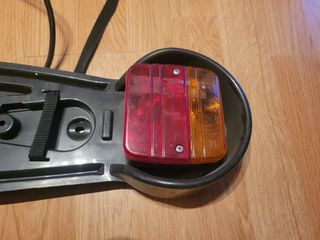 Portamatrículas externo con luces para señalizar