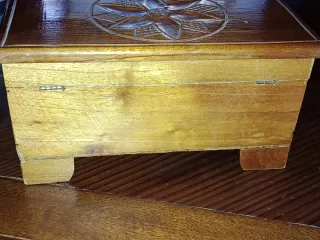 Caja de madera tallada con flor