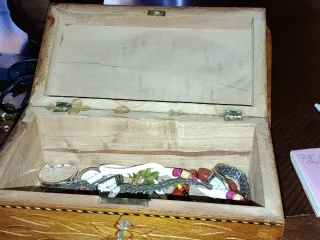Caja de madera tallada con flor