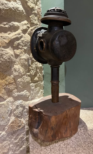 Lanterna Antiga com Base Madeira