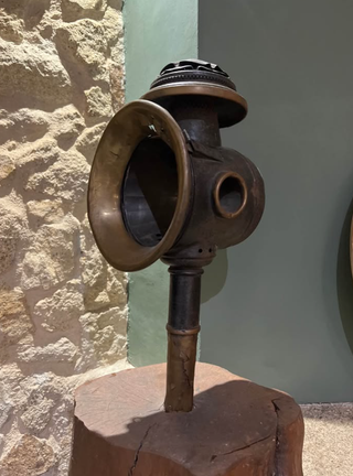 Lanterna Antiga com Base Madeira