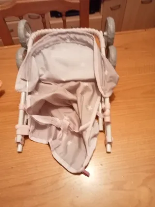Carrito de juguete con muñeca