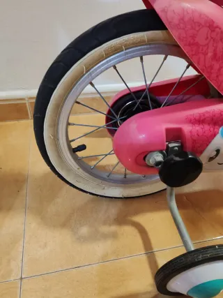 Bicicleta infantil rosa con ruedines