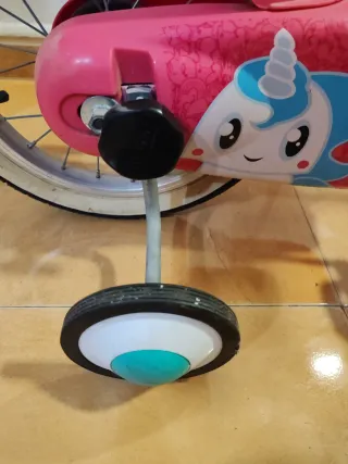 Bicicleta infantil rosa con ruedines