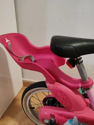 Bicicleta infantil rosa con ruedines