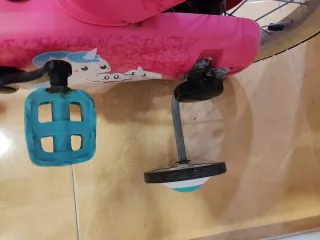 Bicicleta infantil rosa con ruedines