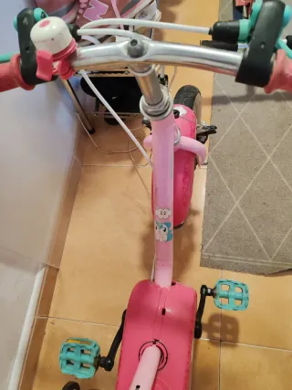 Bicicleta infantil rosa con ruedines