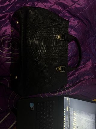 Bolso negro piel efecto serpiente