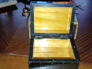 Cajita de madera negra con detalles dorados